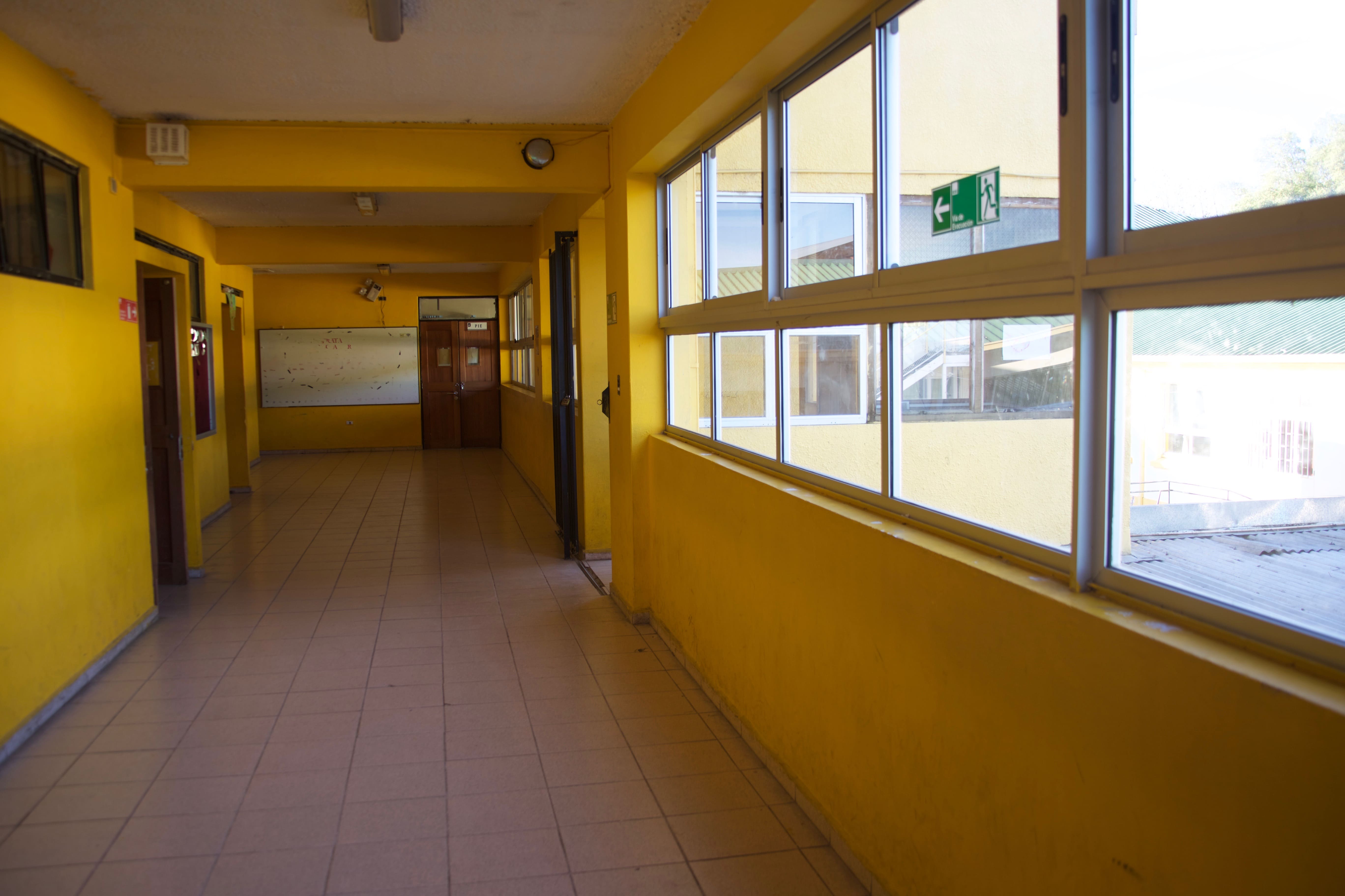 pasillo segundo piso de la escuela